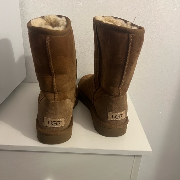 UGGS - Picture 2 of 4